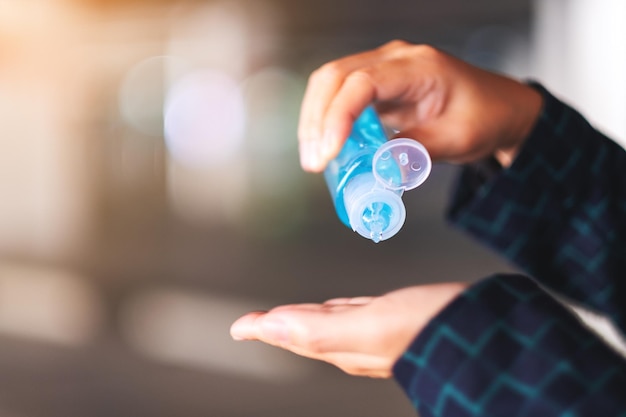 Imagen de primer plano de una mujer aplicando gel de alcohol para limpiar las manos para el concepto de virus Healthcare y Covid-19 o 2020