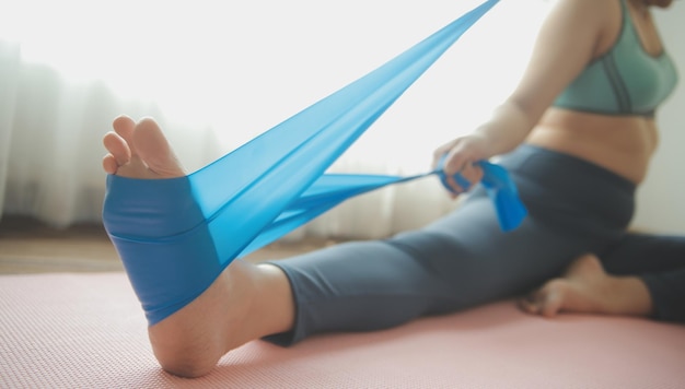 Imagen en primer plano de una mujer atractiva y en forma en el gimnasio