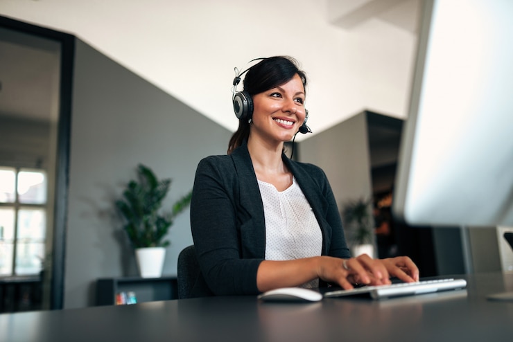 Foto imagen de primer plano de mujer feliz con auriculares.
