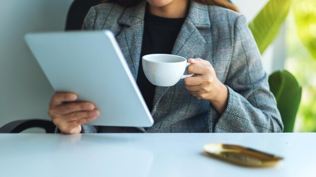 Imagen de primer plano de una mujer de negocios con tableta digital en la oficina