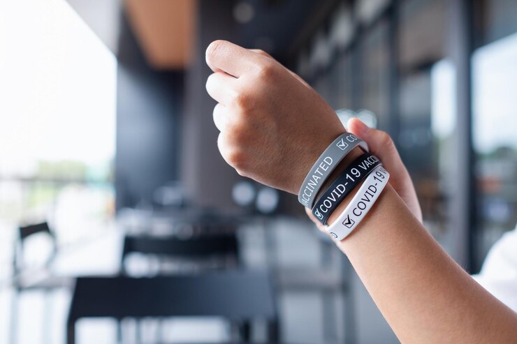 Foto imagen de primer plano de una mujer que usa pulsera de vacunación covid19 para el concepto de atención médica