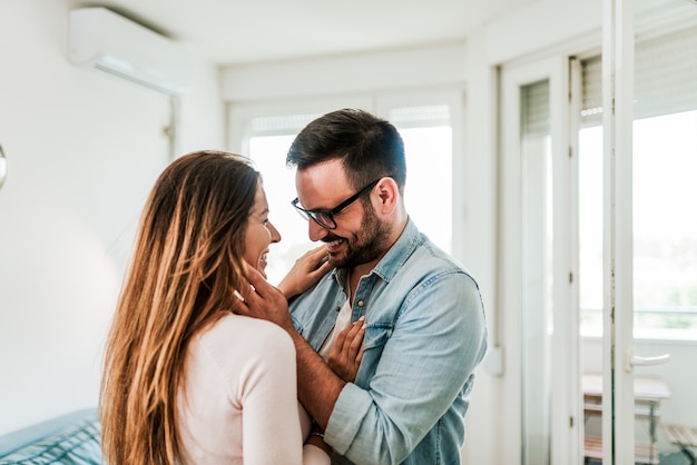 Imagen de primer plano de una pareja de enamorados abrazados.