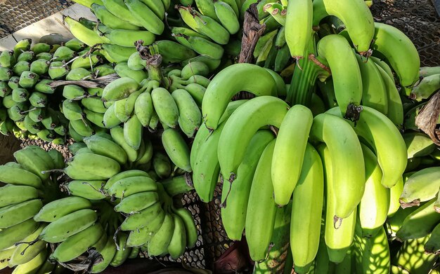 La imagen de primer plano del plátano verde para el contenido alimenticio
