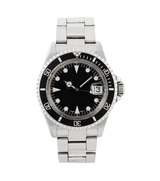 Imagen de primer plano de un reloj de pulsera moderno sobre un fondo blanco