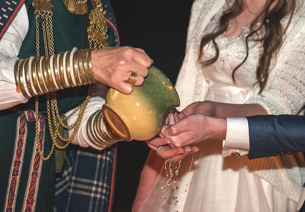Foto imagen de primer plano de un ritual de boda letón