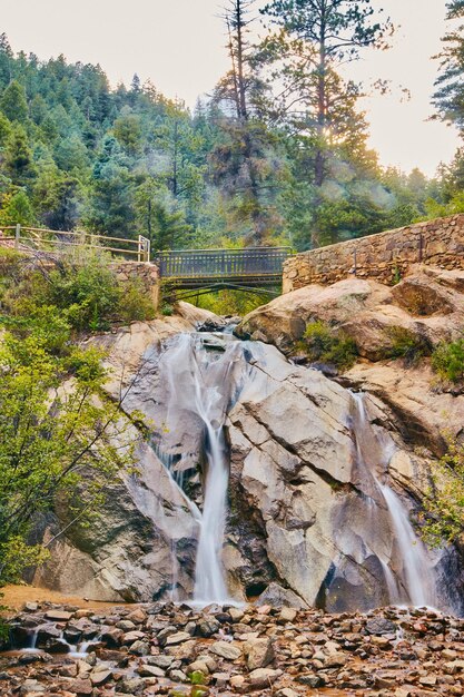 Imagen del puente peatonal sobre la cascada en las montañas