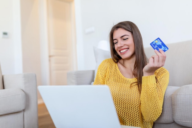Imagen que muestra a una mujer bonita comprando en línea con tarjeta de crédito mujer con tarjeta de crédito y usando una computadora portátil Concepto de compras en línea