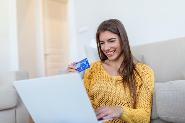 Imagen que muestra a una mujer bonita comprando en línea con tarjeta de crédito mujer con tarjeta de crédito y usando una computadora portátil Concepto de compras en línea