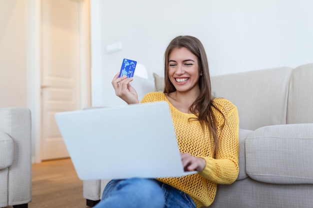 Imagen que muestra a una mujer bonita comprando en línea con tarjeta de crédito mujer con tarjeta de crédito y usando una computadora portátil Concepto de compras en línea