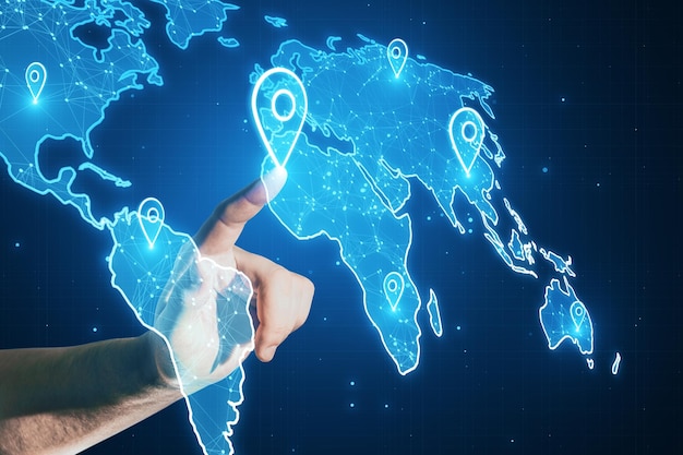 Una imagen que representa una mano humana interactuando con un mapa mundial digital que destaca la conectividad global