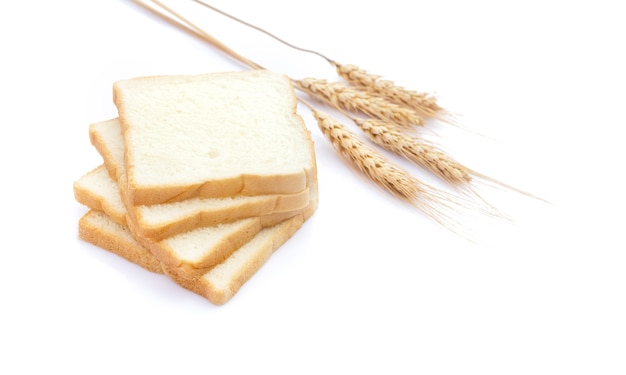 Imagen de rebanadas de pan blanco para el desayuno aislado sobre fondo blanco.