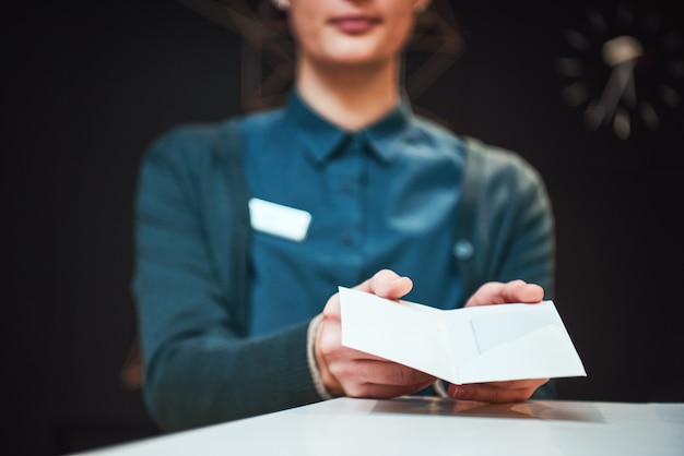 Imagen de recepcionista dando tarjeta llave a un cliente en el hotel