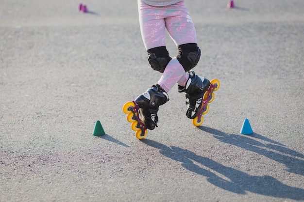 La imagen recortada de un adolescente usa patines al aire libre, patines en papas fritas, vacaciones activas