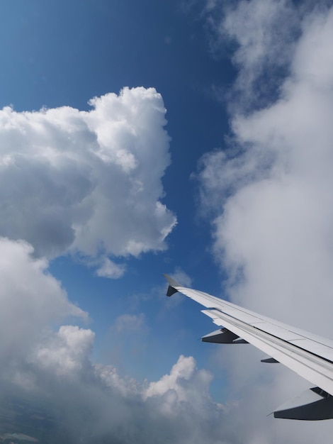 Foto imagen recortada del ala de un avión contra el cielo