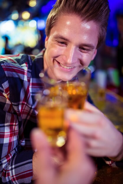 Imagen recortada de un amigo brindando con un hombre alegre