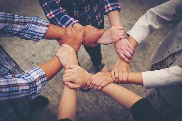 Foto imagen recortada de amigos tomados de la mano de pie en el sendero