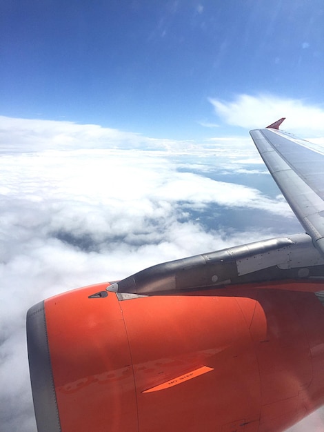Foto imagen recortada de un avión contra un cielo nublado