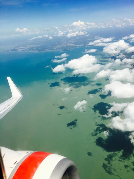 Foto imagen recortada de un avión volando sobre el mar