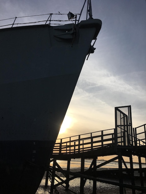 Imagen recortada de un barco contra el cielo durante la puesta de sol