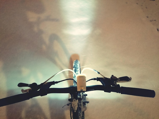 Foto imagen recortada de una bicicleta iluminada en un estacionamiento