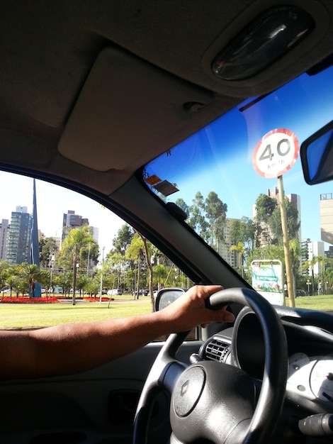 Foto imagen recortada de un coche en la carretera