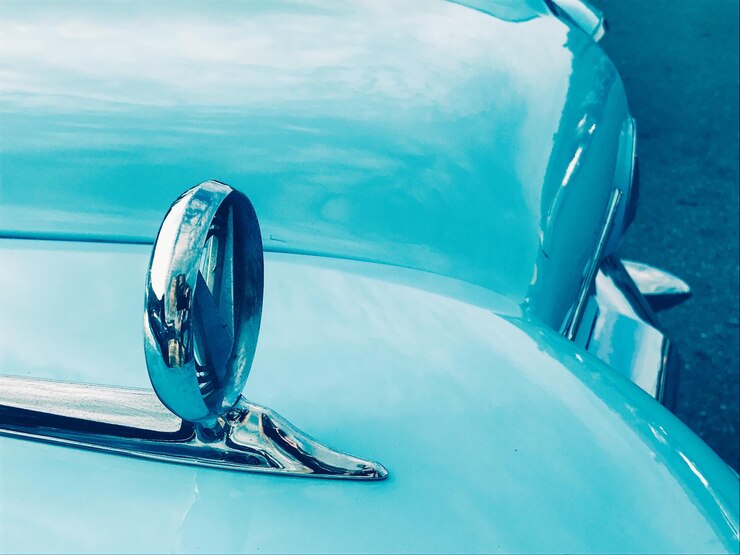 Foto imagen recortada de un coche vintage azul
