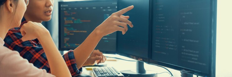 Foto imagen recortada de la colaboración de un equipo de programadores profesionales discutiendo sobre la codificación web mientras un compañero de trabajo muestra el script java en la computadora en la oficina moderna de la compañía closeup burgeoning