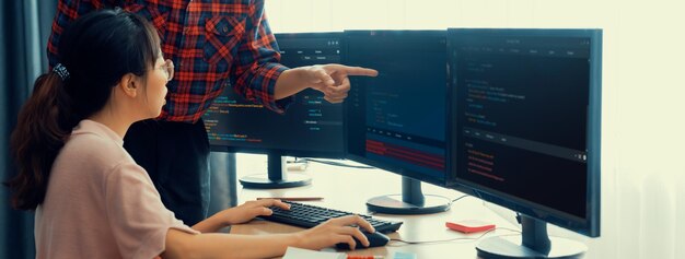 Imagen recortada de la colaboración de un equipo de programadores profesionales discutiendo sobre la codificación web mientras un compañero de trabajo muestra el script java en la computadora en la oficina moderna de la compañía Closeup Burgeoning