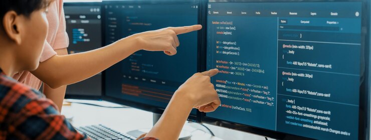 Foto imagen recortada de la colaboración de un equipo de programadores profesionales discutiendo sobre la codificación web mientras un compañero de trabajo muestra el script java en la computadora en la oficina moderna de la compañía closeup burgeoning