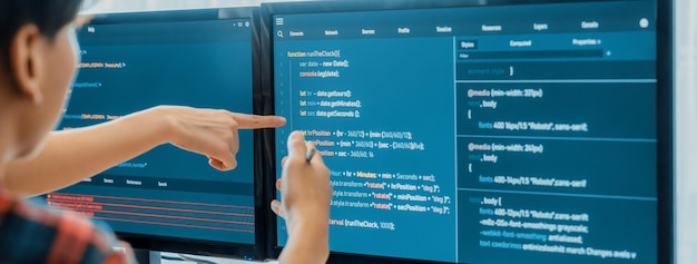 Imagen recortada de la colaboración de un equipo de programadores profesionales discutiendo sobre la codificación web mientras un compañero de trabajo muestra el script java en la computadora en la oficina moderna de la compañía Closeup Burgeoning