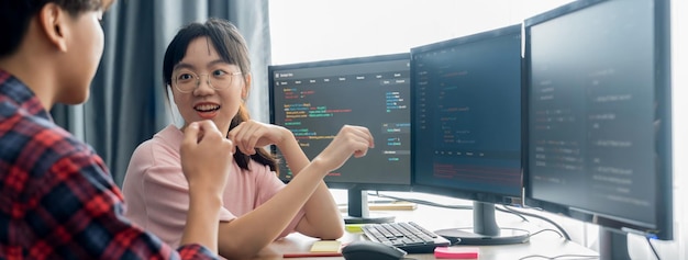 Imagen recortada de la colaboración de un equipo de programadores profesionales discutiendo sobre la codificación web mientras un compañero de trabajo muestra el script java en la computadora en la oficina moderna de la compañía Closeup Burgeoning