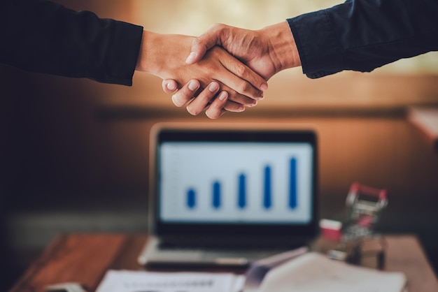 Foto imagen recortada de colegas de negocios estrechando la mano en la oficina