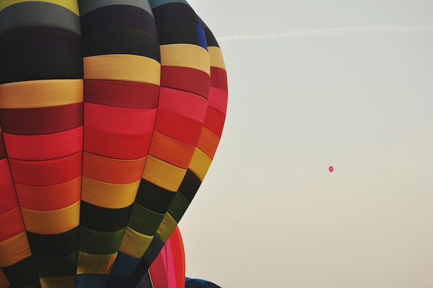 Imagen recortada de un colorido globo de aire caliente contra el cielo