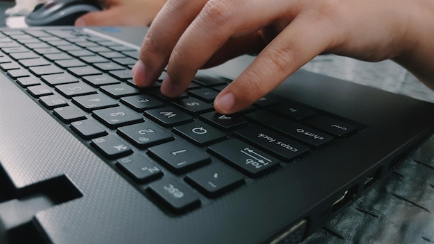 Imagen recortada de la escritura a mano en el teclado