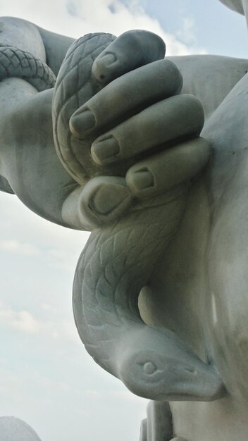 Foto imagen recortada de la estatua contra el cielo