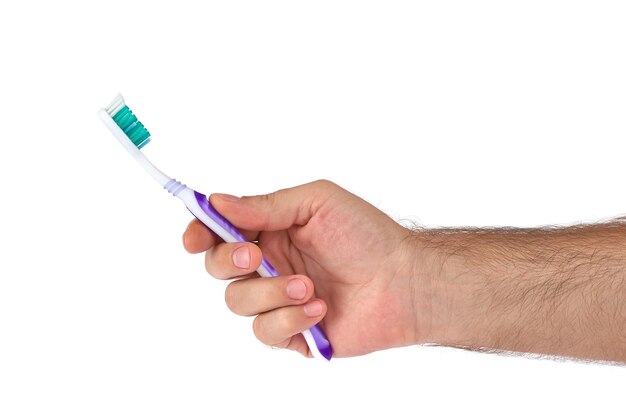 Imagen recortada de un hombre con un cepillo de dientes contra un fondo blanco