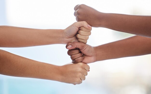 Foto imagen recortada de un hombre cogido de la mano