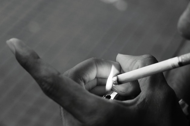 Foto imagen recortada de un hombre fumando