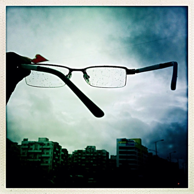 Imagen recortada de un hombre con gafas húmedas al construir durante el monzón