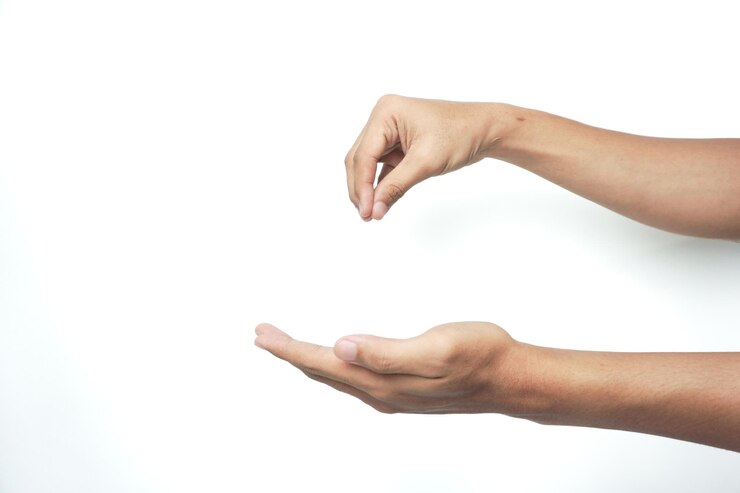 Foto imagen recortada del hombre gesticulando con la mano aislado sobre fondo blanco.