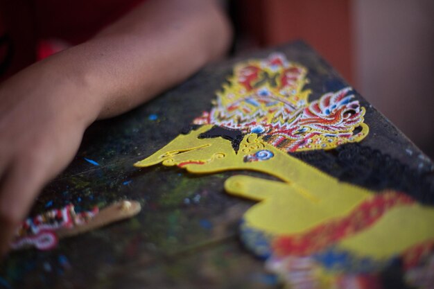 Foto imagen recortada de un hombre haciendo artesanía en un taller