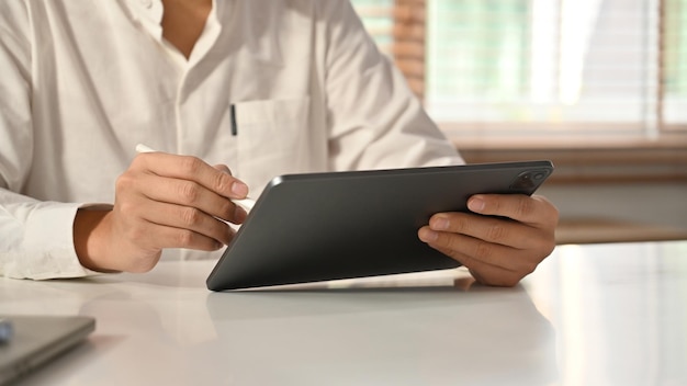 Imagen recortada de un hombre de negocios usando una tableta digital Comercio electrónico, negocios y tecnología