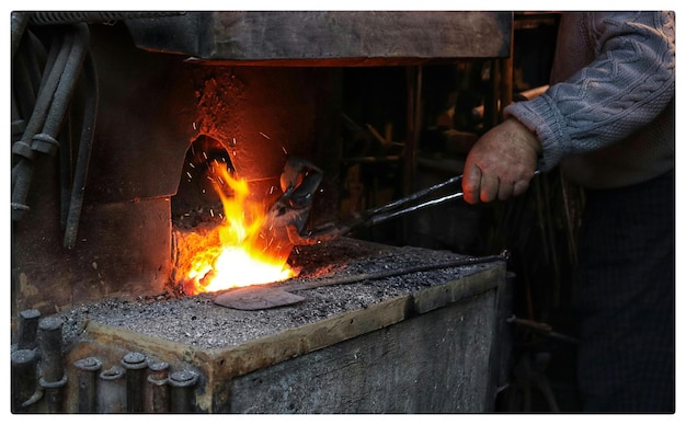 Imagen recortada de un hombre preparando comida