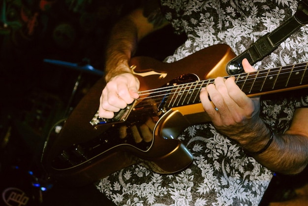 Foto imagen recortada de un hombre tocando la guitarra