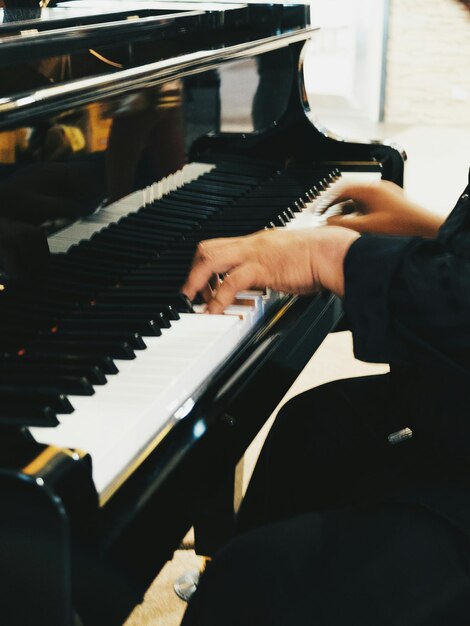 Foto imagen recortada de un hombre tocando el piano