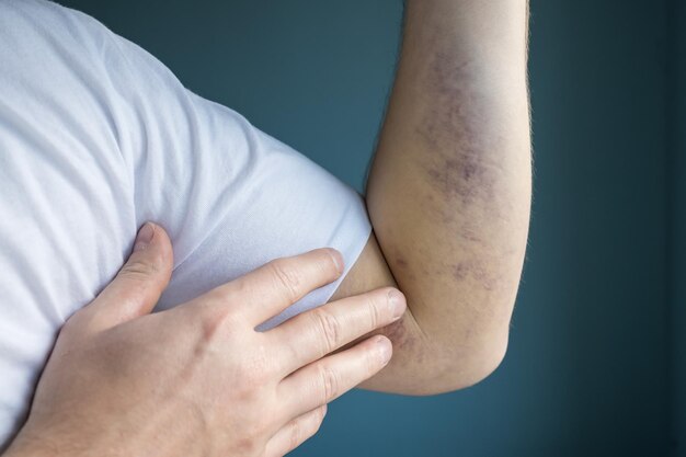 Imagen recortada de un hombre tomándose de la mano