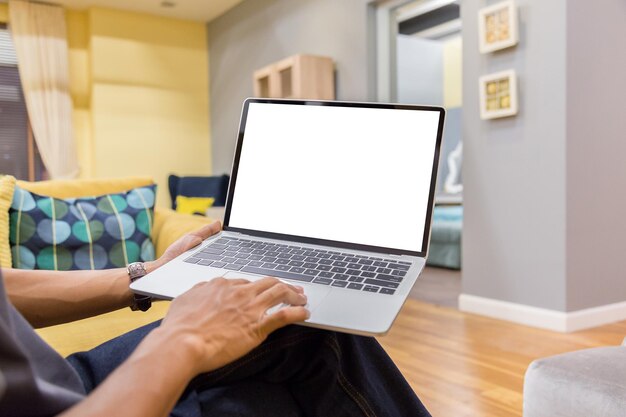 Imagen recortada de un hombre usando una computadora portátil