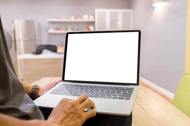 Imagen recortada de un hombre usando una computadora portátil