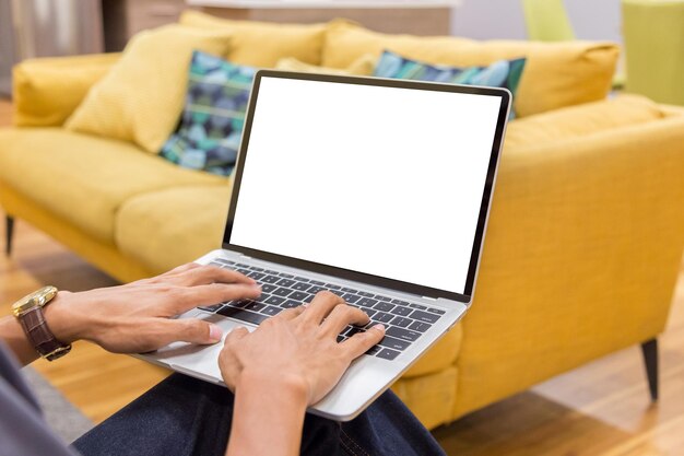 Imagen recortada de un hombre usando una computadora portátil
