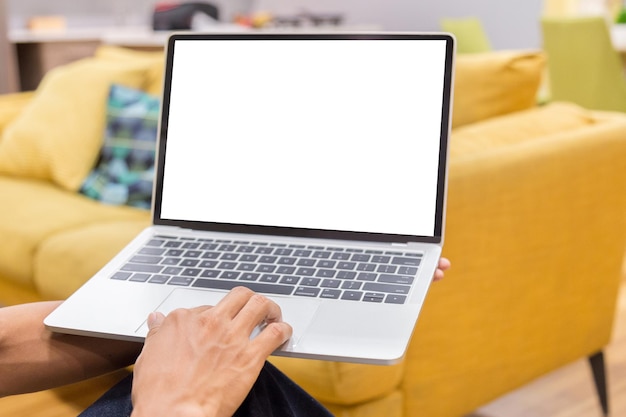 Imagen recortada de un hombre usando una computadora portátil